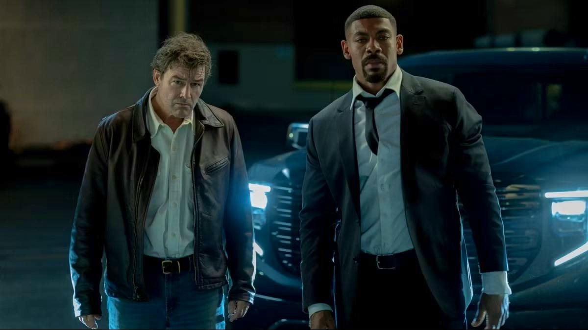 John Stewart and Hal Jordan standing side by side, looking dishevelled.